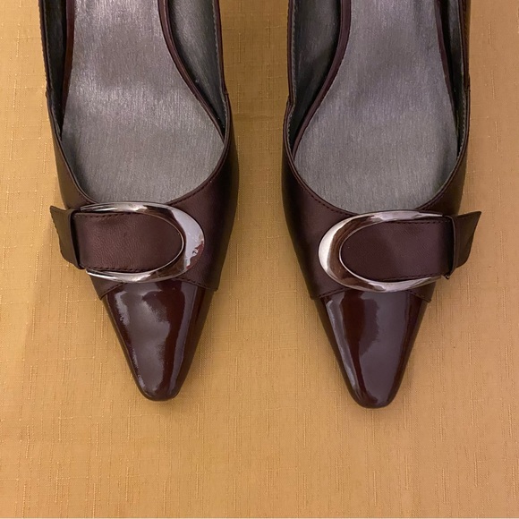 Circa Joan & David burgundy heels with buckle size 7 - Picture 10 of 11